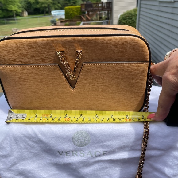 Authentic 𝐕𝐞𝐫𝐬𝐚𝐜𝐞 Tan Camera Crossbody - Picture 9 of 14